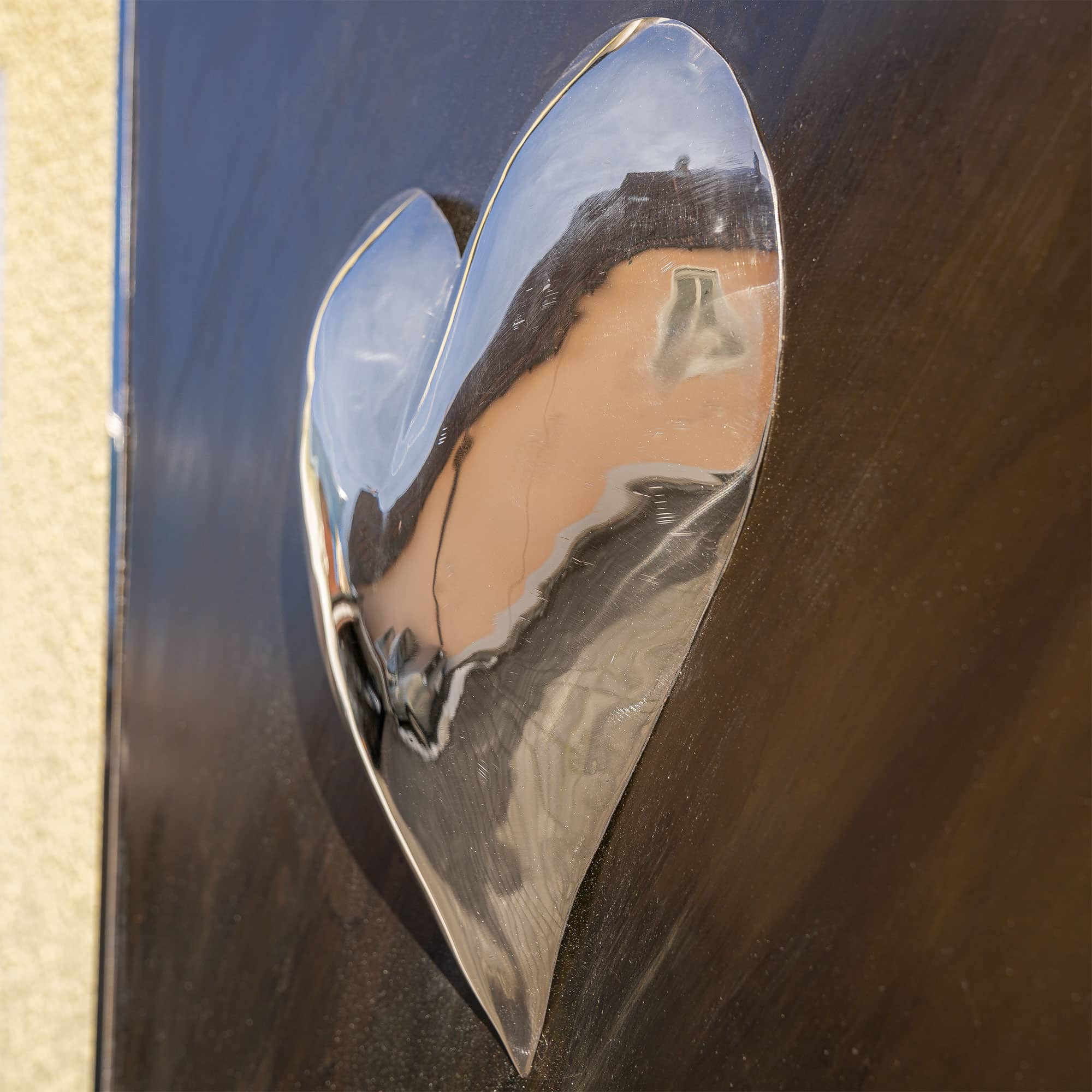 Wohnzimmer Deko – Stahlbild bzw. Bild aus Metall mit dem Namen „Herz 1" aus der Reihe Edelstahl von Daniel Springer.