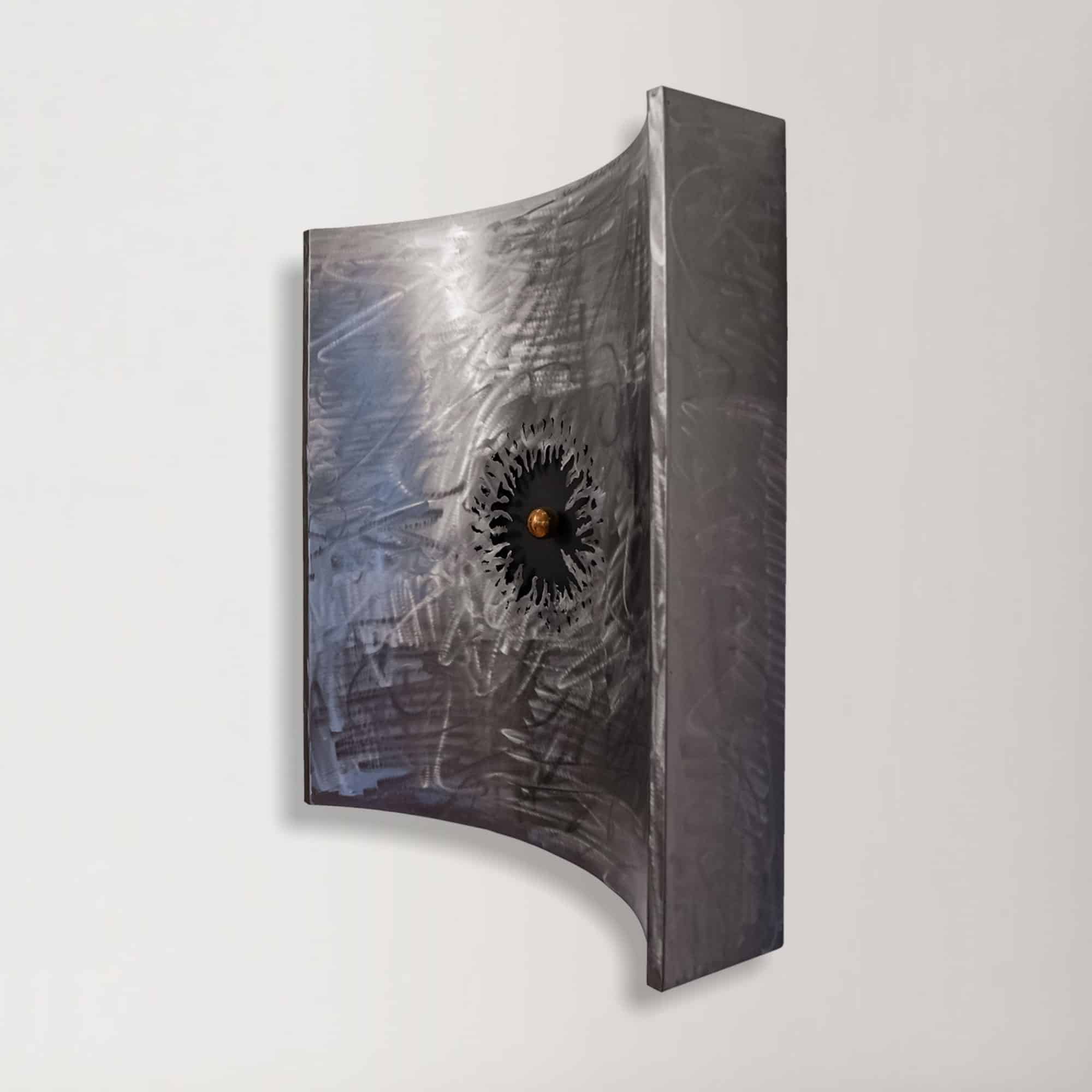 Wohnzimmer Deko - Stahlbild bzw. Bild aus Metall mit dem Namen „gebogen“ aus der Reihe Kugeln von Daniel Springer. Skulptur