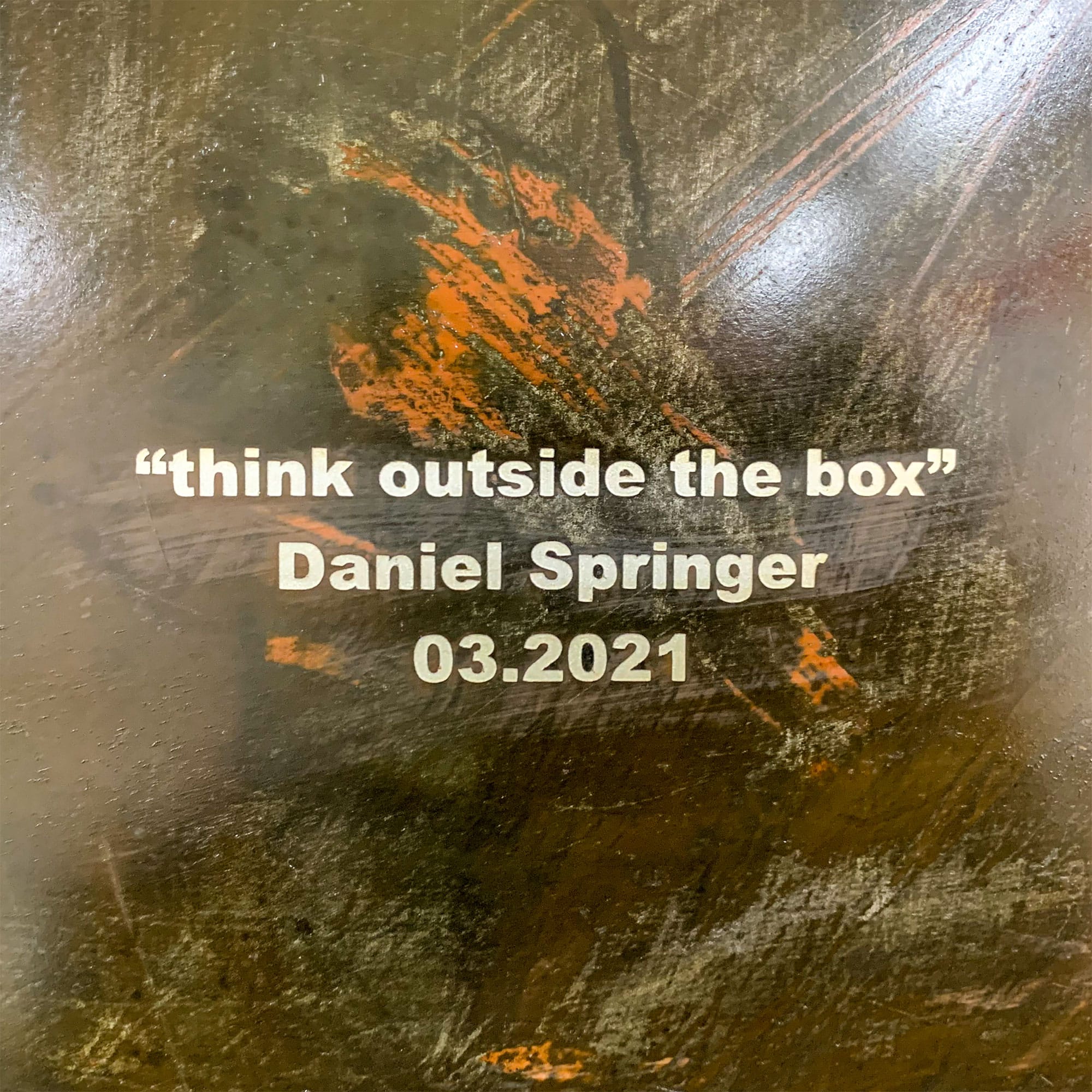 Stahlbild bzw. Bild aus Metall mit dem Namen „think outside the box“ aus der Reihe Edelstahl von Daniel Springer. Nach dem Spiel Tic-Tac-Toe oder Drei gewinnt. Ansicht von hinten