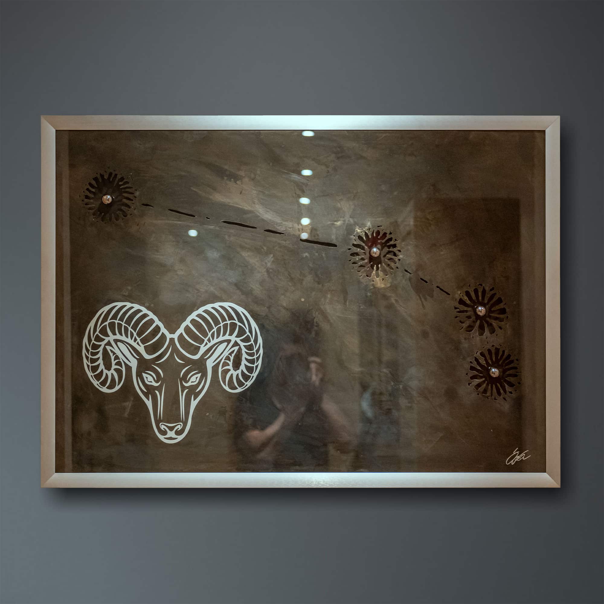 Stahlbild bzw. Bild aus Metall mit dem Namen „Widder“ aus der Reihe Sternbilder von Daniel Springer. Das Metallbild zeigt das Sternzeichen des Widder.