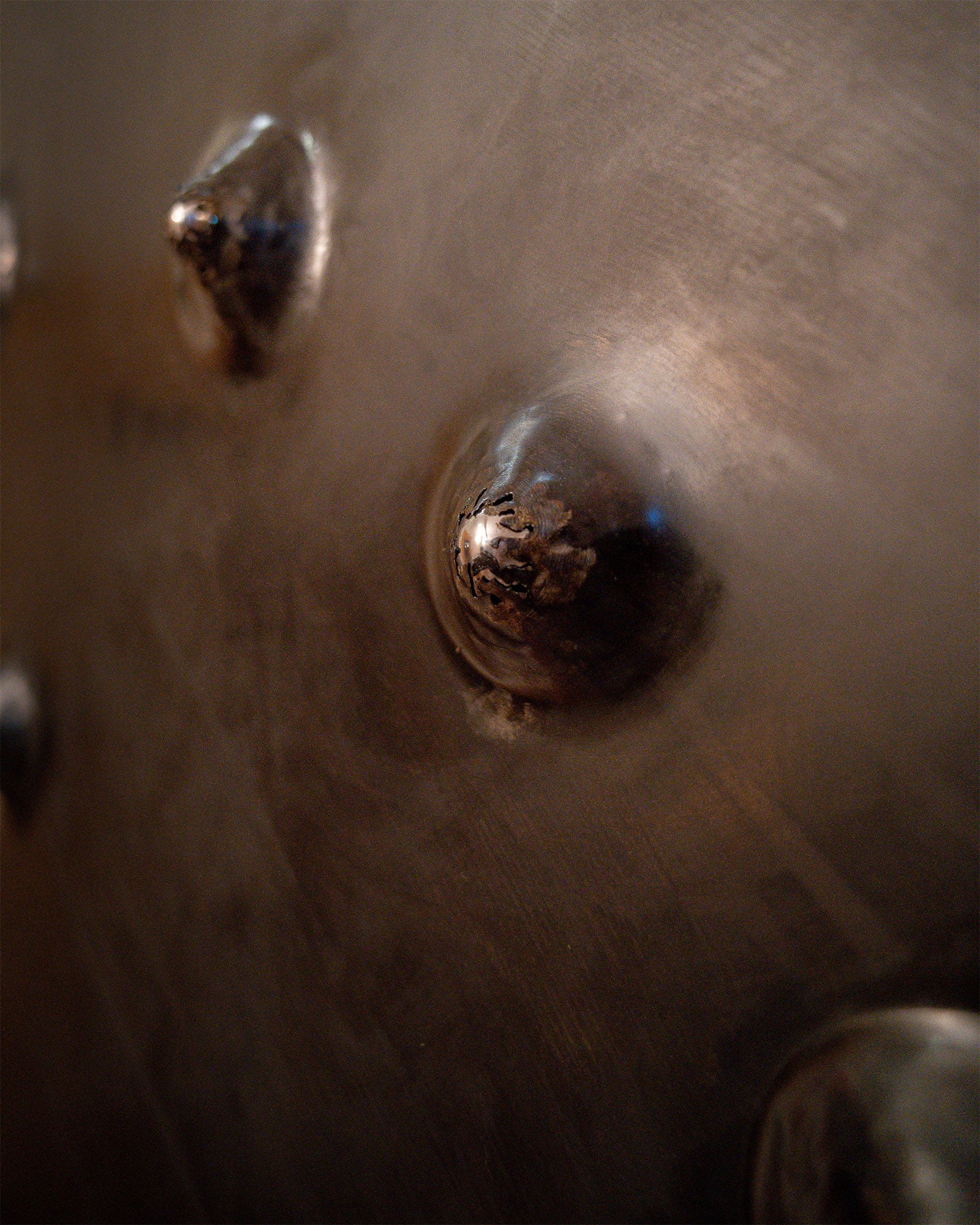 Stahlbild bzw. Bild aus Metall mit dem Namen "Stahlbild #5" aus der Reihe Kugeln von Daniel Springer. Kugeln in Silber, Bilderrahmen in Edelstahl. Nahaufnahme