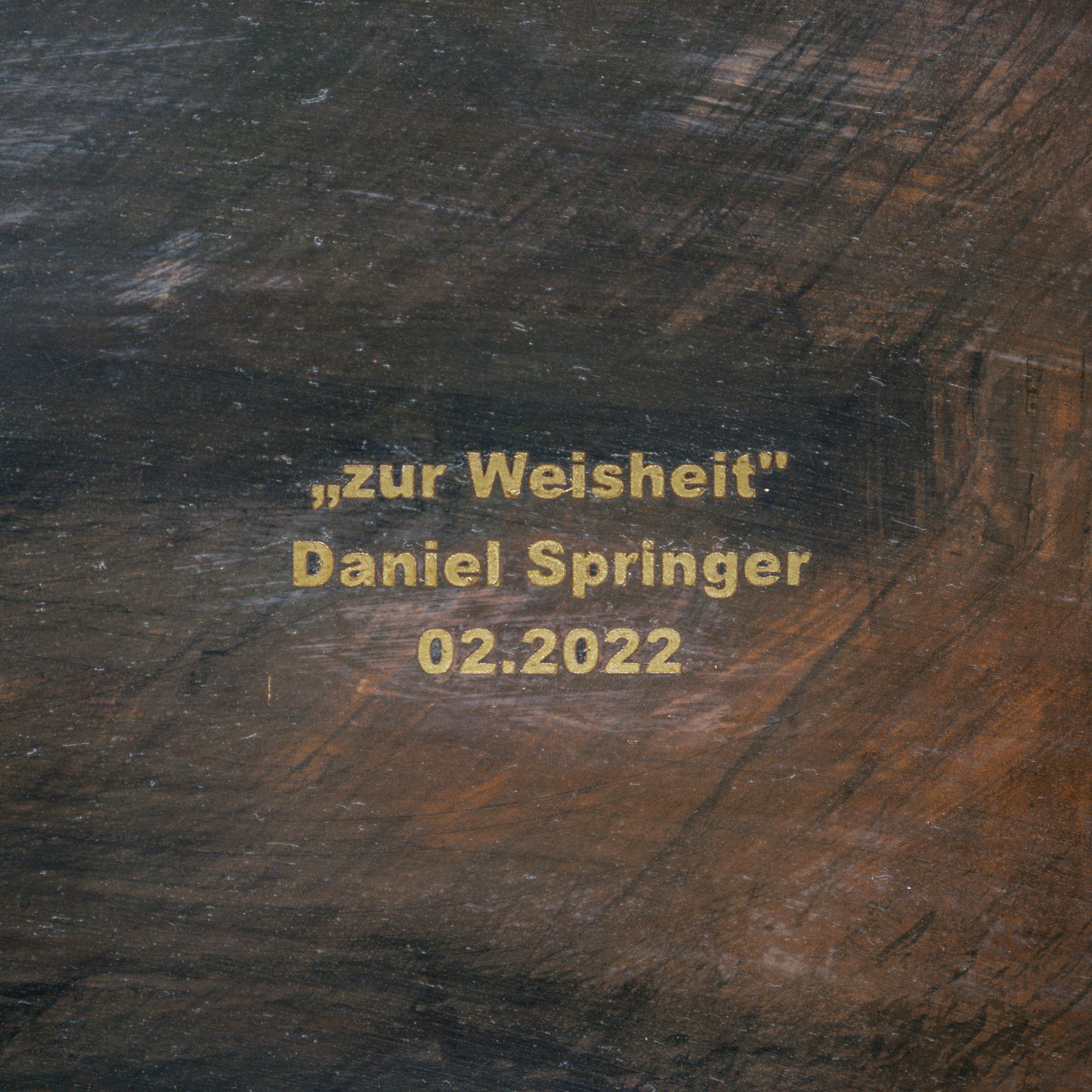 Stahlbild bzw. Bild aus Metall mit dem Namen "zur Weisheit" aus der Reihe Kugeln von Daniel Springer. Kugeln in 24 Karat vergoldet, Bilderrahmen in Metall schwarz brüniert.