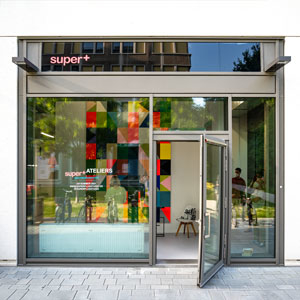 Daniel Springer zeigt seine Kunstwerke auf der Pop Up Galerie Baodt München Schwabinger Tor.