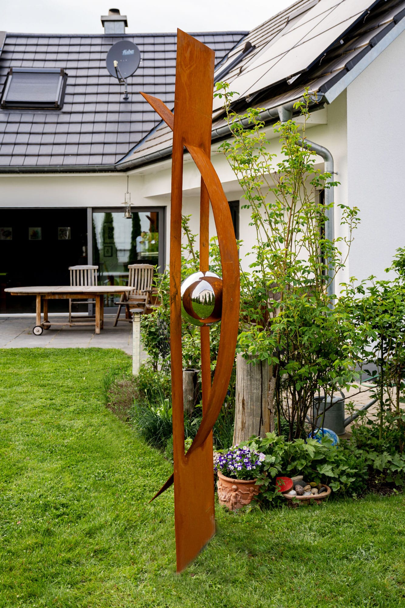 Gartenskulptur im Rostdesign mit Edelstahlkugel von Stahlbildhauer Daniel Springer