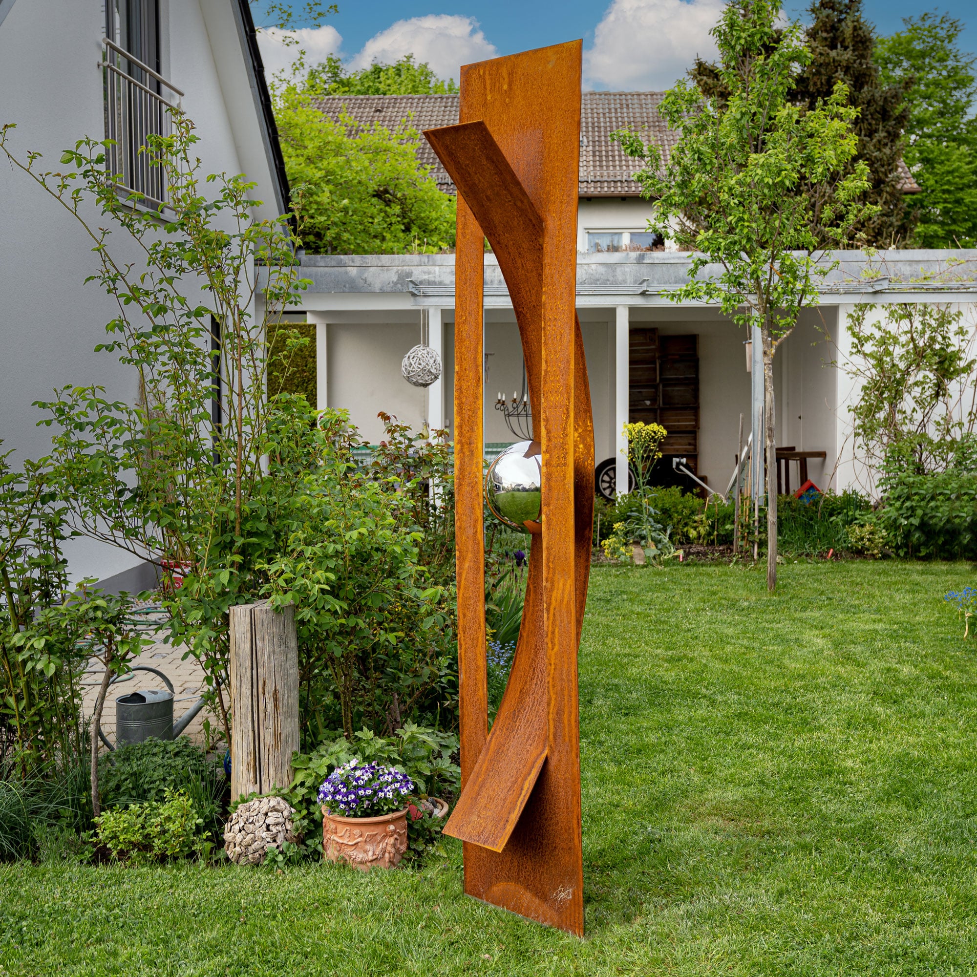 Gartenskulptur im Rostdesign mit Edelstahlkugel von Stahlbildhauer Daniel Springer