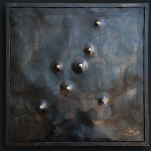 Kunstwerk mit dem Arbeitsnamen „Stahlbild #1“. Oberfläche brüniert, Kugeln vergoldet. Vom Stahlbildhauer Atelier Daniel Springer