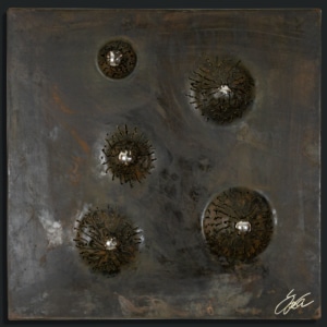 Kunstwerk mit dem Namen „Eruption“. 5 Kugeln in silber, Oberfläche schwarz-braun brüniert. Vom Stahlbildhauer im Atelier Daniel Springer