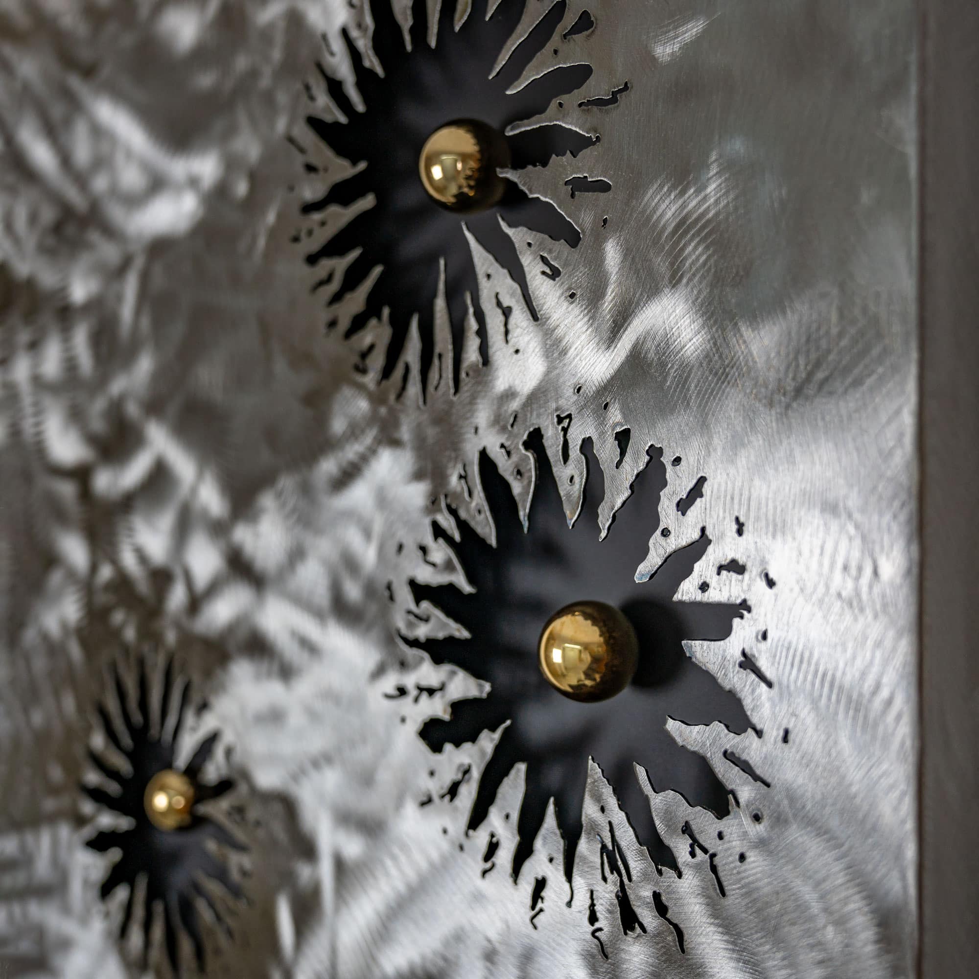 Kunstwerk mit dem Namen „Plasma 40“. 3 Kugeln 24 Karat vergoldet, Oberfläche Metall grob geschliffen. Vom Stahlbildhauer im Atelier Daniel Springer