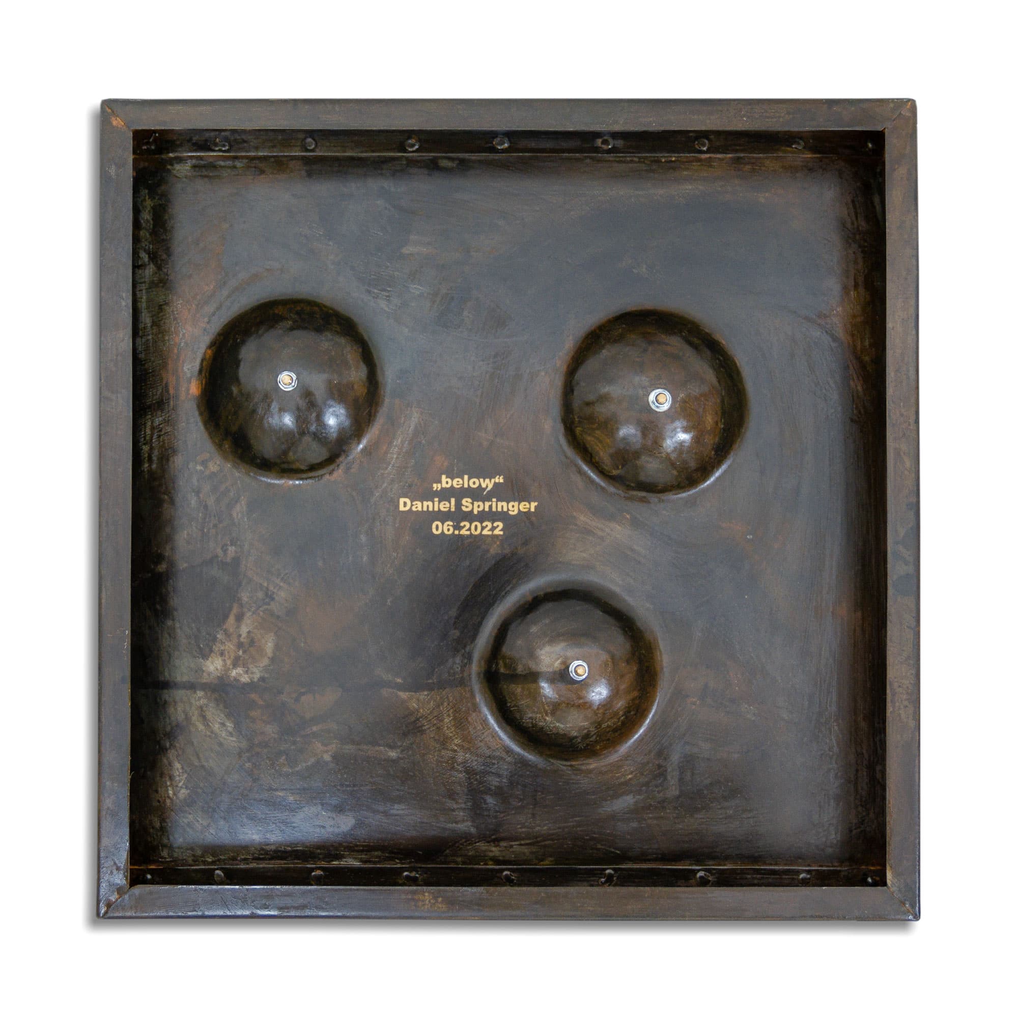 Kunstwerk mit dem Namen „below“. 3 Kugeln in 24 Karat vergoldet Oberfläche dunkel brüniert. Vom Stahlbildhauer im Atelier Daniel Springer