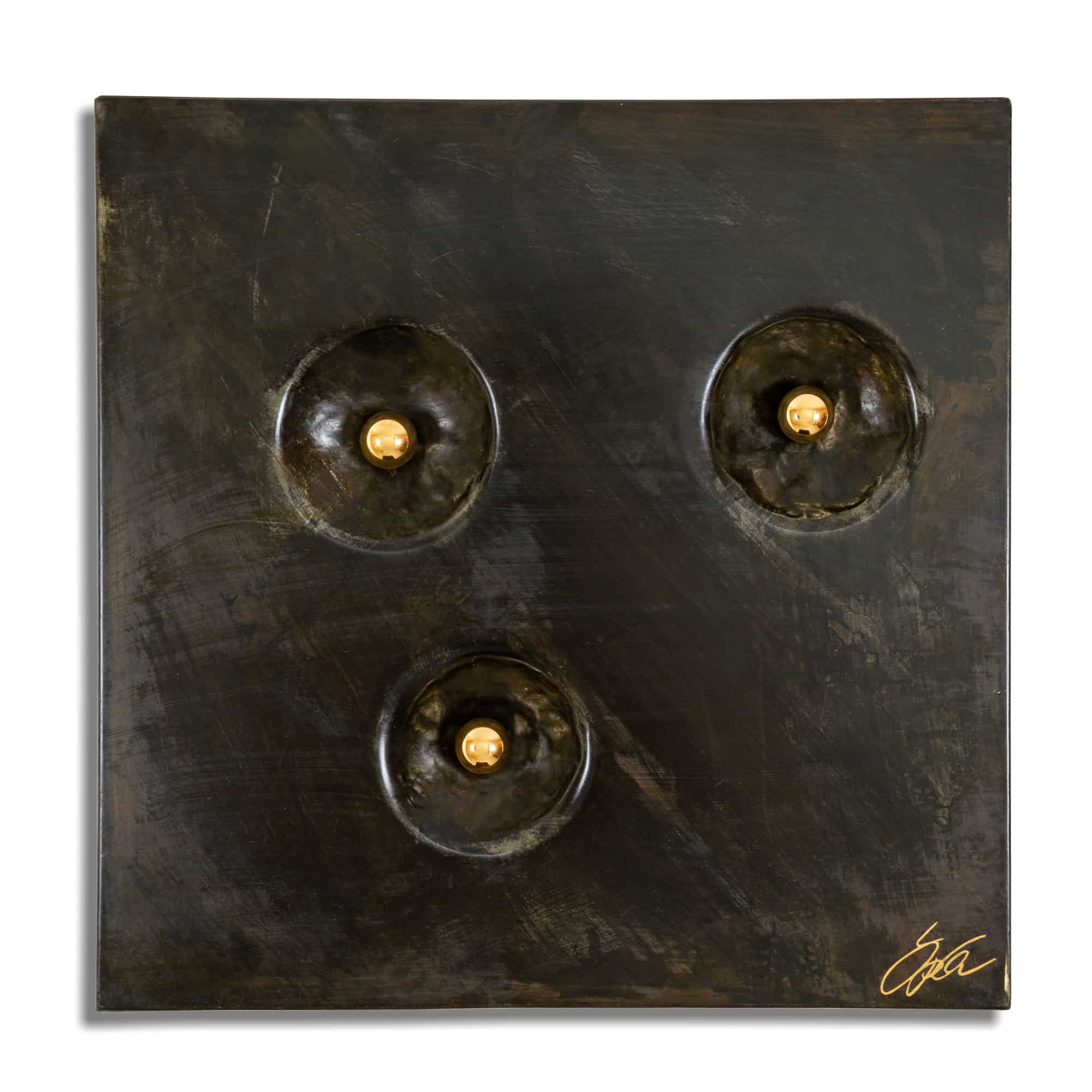 Kunstwerk mit dem Namen „below“. 3 Kugeln in 24 Karat vergoldet, Oberfläche dunkel brüniert. Vom Stahlbildhauer im Atelier Daniel Springer