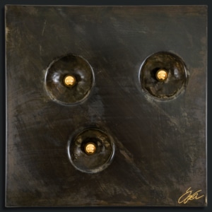 Kunstwerk mit dem Namen „below“. 3 Kugeln in 24 Karat vergoldet Oberfläche dunkel brüniert. Vom Stahlbildhauer im Atelier Daniel Springer