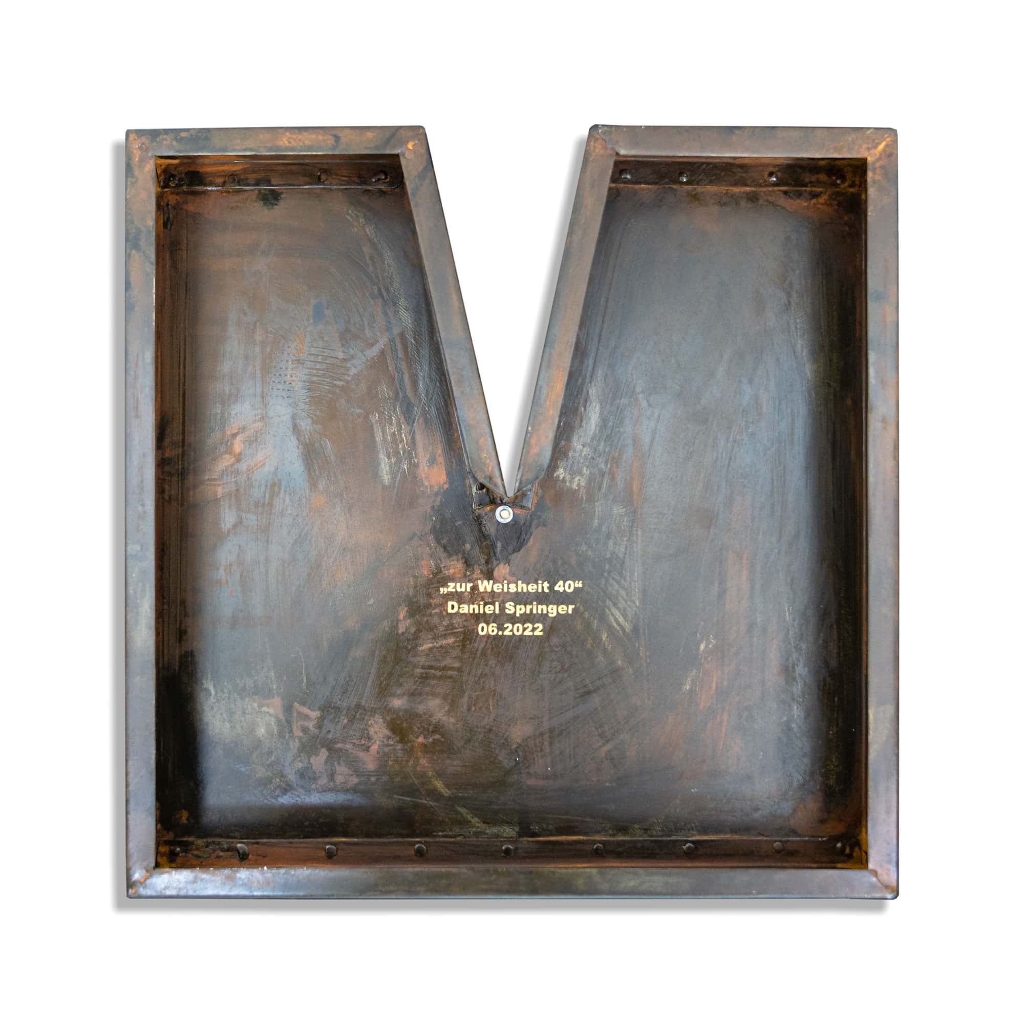 Kunstwerk mit dem Namen „zur Weisheit“. Kugel 24 Karat vergoldet Rahmen Metall, Oberfläche Metall brüniert. Vom Stahlbildhauer im Atelier Daniel Springer