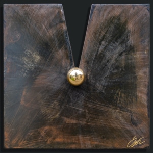 Kunstwerk mit dem Namen „zur Weisheit“. Kugel 24 Karat vergoldet Rahmen Metall, Oberfläche Metall brüniert. Vom Stahlbildhauer im Atelier Daniel Springer