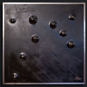 Kunstwerk mit dem Namen „salve“. 9 Kugeln in silber Füllung schwarz brüniert, Rahmen in Edelstahl 5 cm. Vom Stahlbildhauer im Atelier Daniel Springer