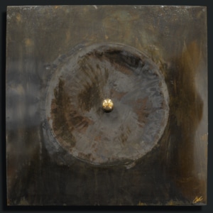 Kunstwerk mit dem Namen „Manipura“. Kugel 24 Karat vergoldet, Rahmen Metall, Bild Metall schwarz brüniert. Vom Stahlbildhauer im Atelier Daniel Springer