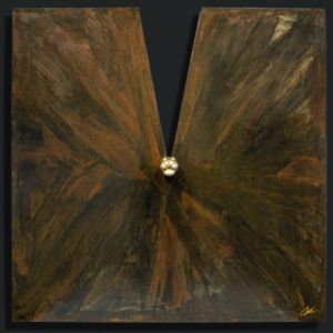 Stahlbild bzw. Bild aus Metall mit dem Namen „zur Weisheit“ aus der Serie Schnitt von Daniel Springer. Stahlbild mit brünierter Oberfläche und vergoldeter Kugel.