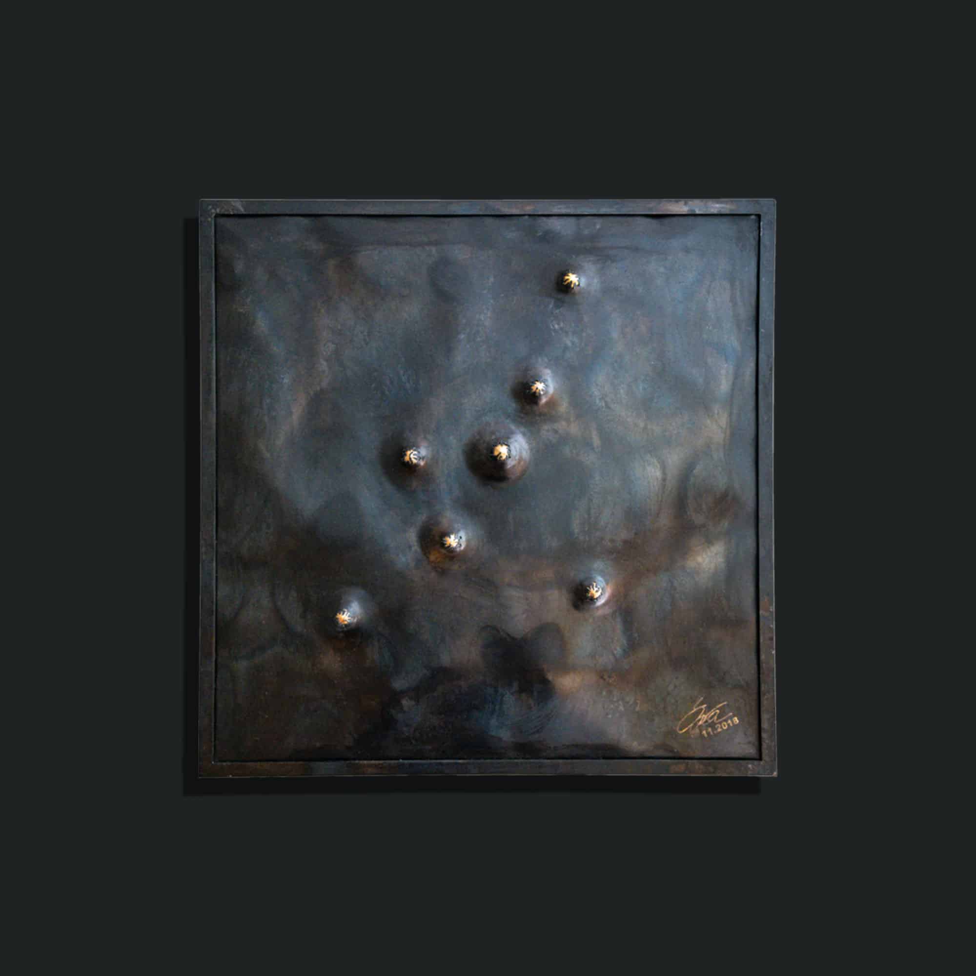 Kunstwerk mit dem Arbeitsnamen „Stahlbild #1“. Oberfläche brüniert, Kugeln vergoldet. Vom Stahlbildhauer Atelier Daniel Springer