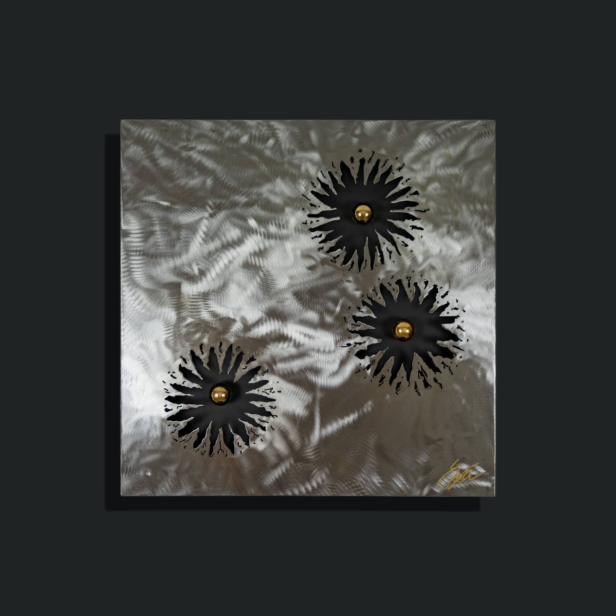 Kunstwerk mit dem Namen „Plasma 40“. 3 Kugeln 24 Karat vergoldet Oberfläche Metall grob geschliffen. Vom Stahlbildhauer im Atelier Daniel Springer
