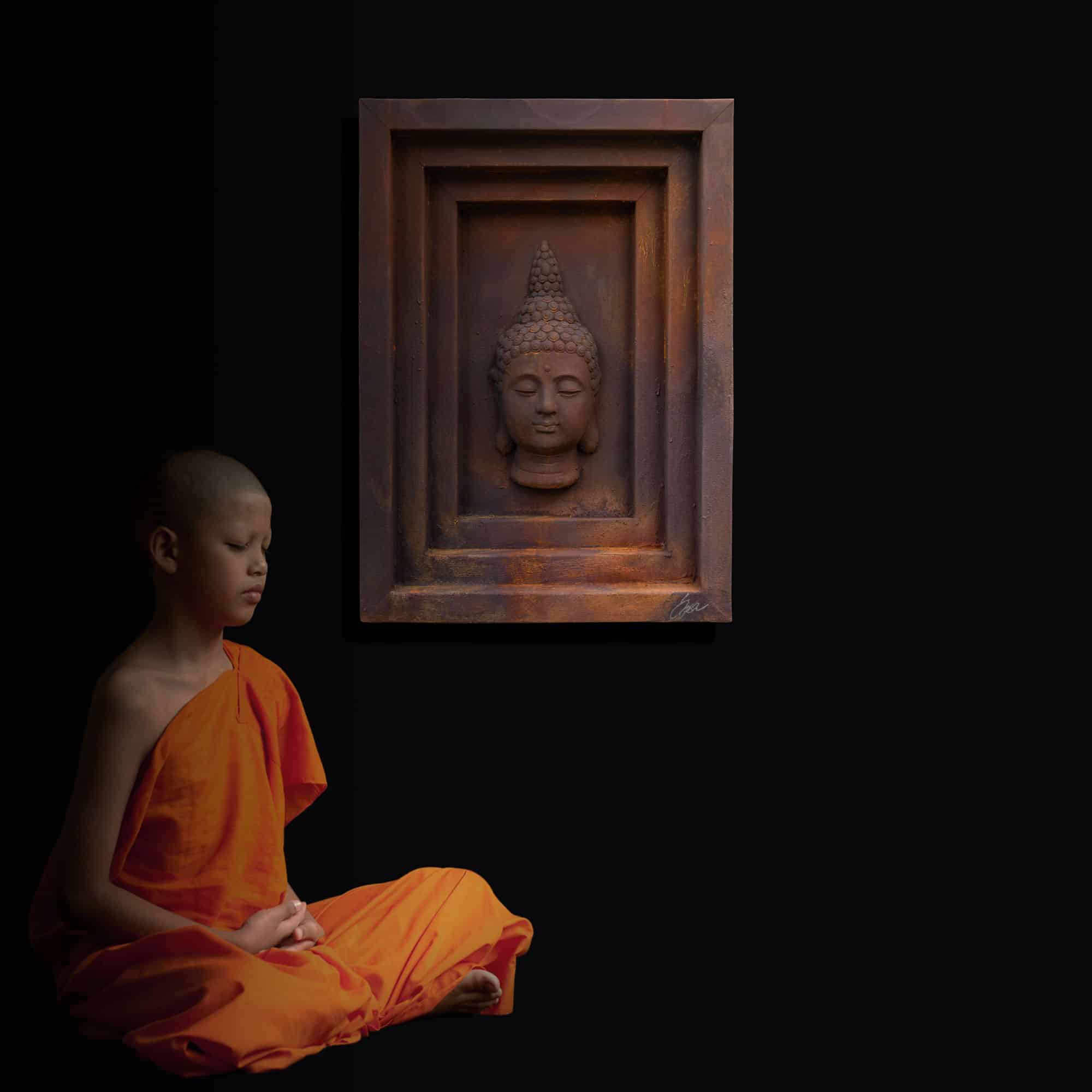 Stahlbild bzw. Bild aus Metall mit dem Namen „Tempel“ aus der Archiv Kollektion von Daniel Springer. Stahlbild mit Rostoberfläche und Buddha Kopf und Mönchskind