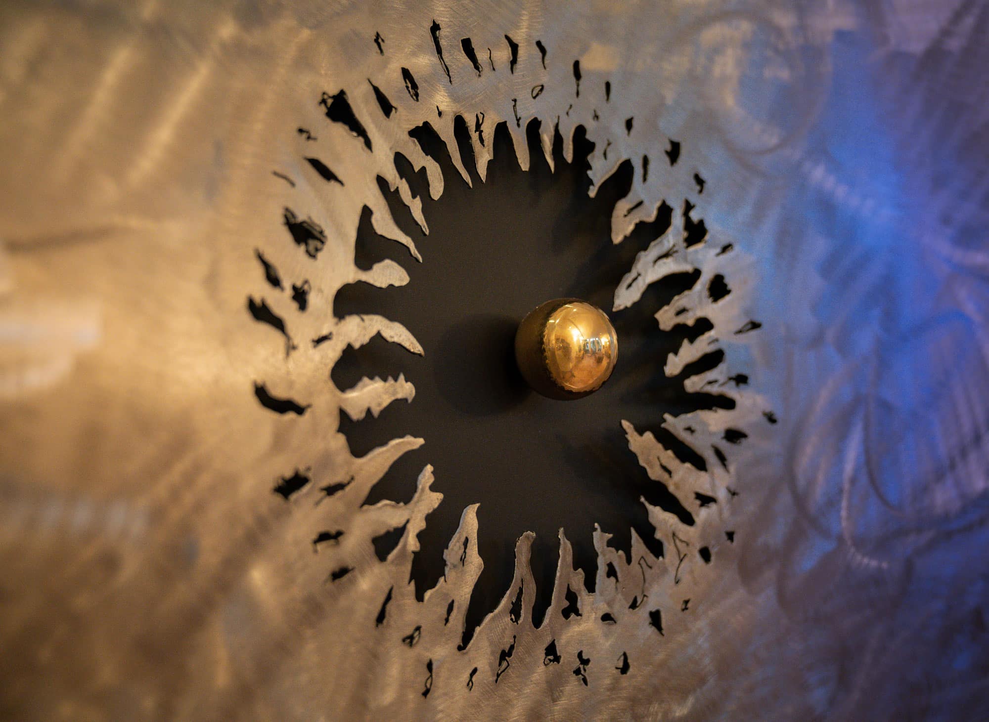 Kunstwerk mit dem Namen „gebogen“. Kugel 24 Karat vergoldet Oberfläche grob geschliffen, Rahmen in Stahl 20 cm. Vom Stahlbildhauer im Atelier Daniel Springer