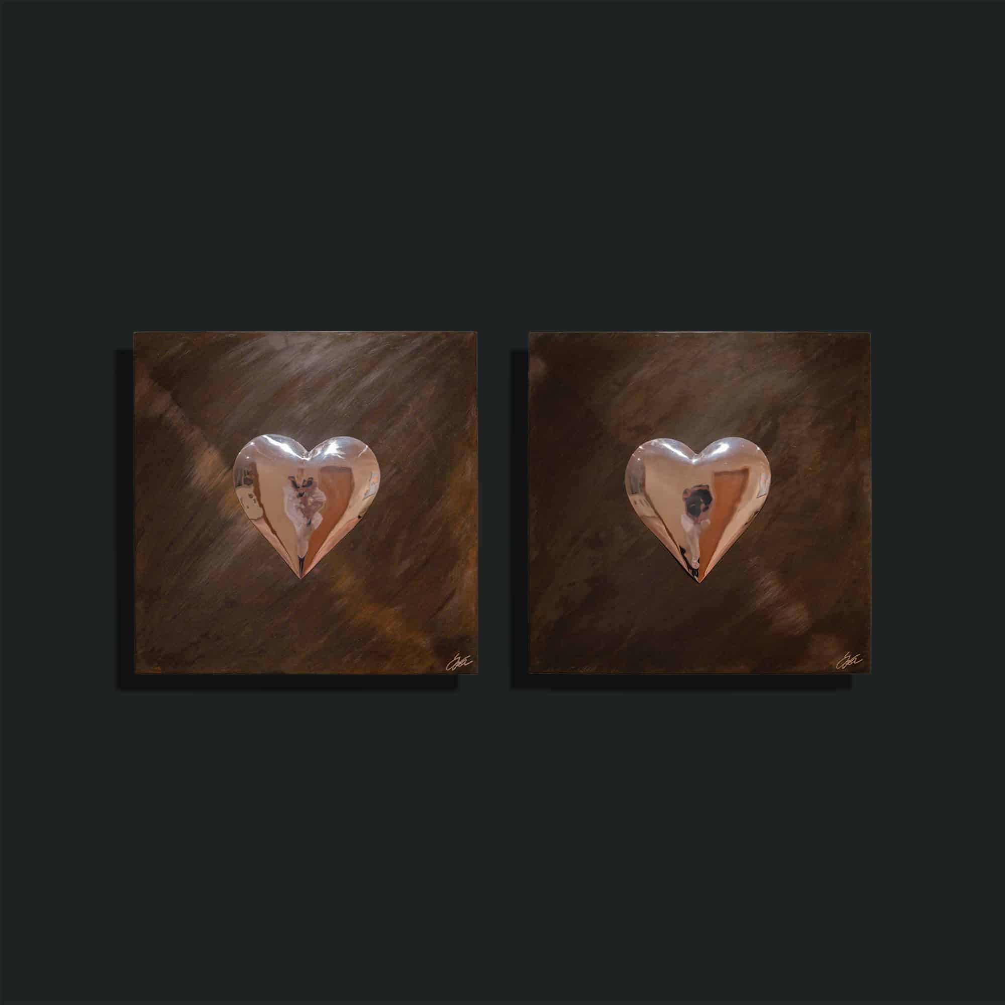 „Geschwister“ ein Stahlbild von Daniel Springer - Stahlbilder aus der Serie „genius“ mit 2 Herzen in Edelstahl handgetrieben und poliert, Rahmen in Stahl 6 cm, Füllung braun brüniert