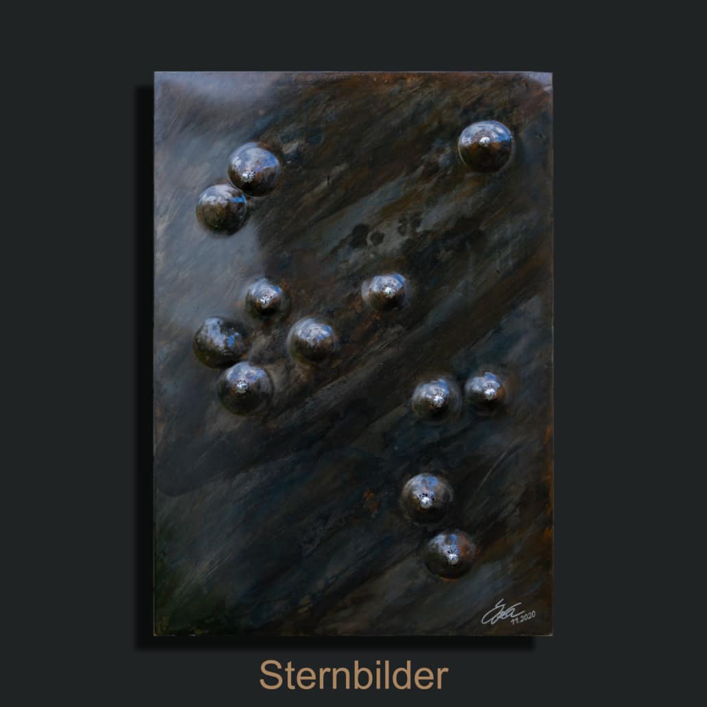 Stahlbild bzw. Bild aus Metall mit dem Namen „Schütze“ aus der Serie Sternbilder von Daniel Springer. Stahlbild mit brünierter Oberfläche und Kugeln in Anordnung des Sternbild Schütze.