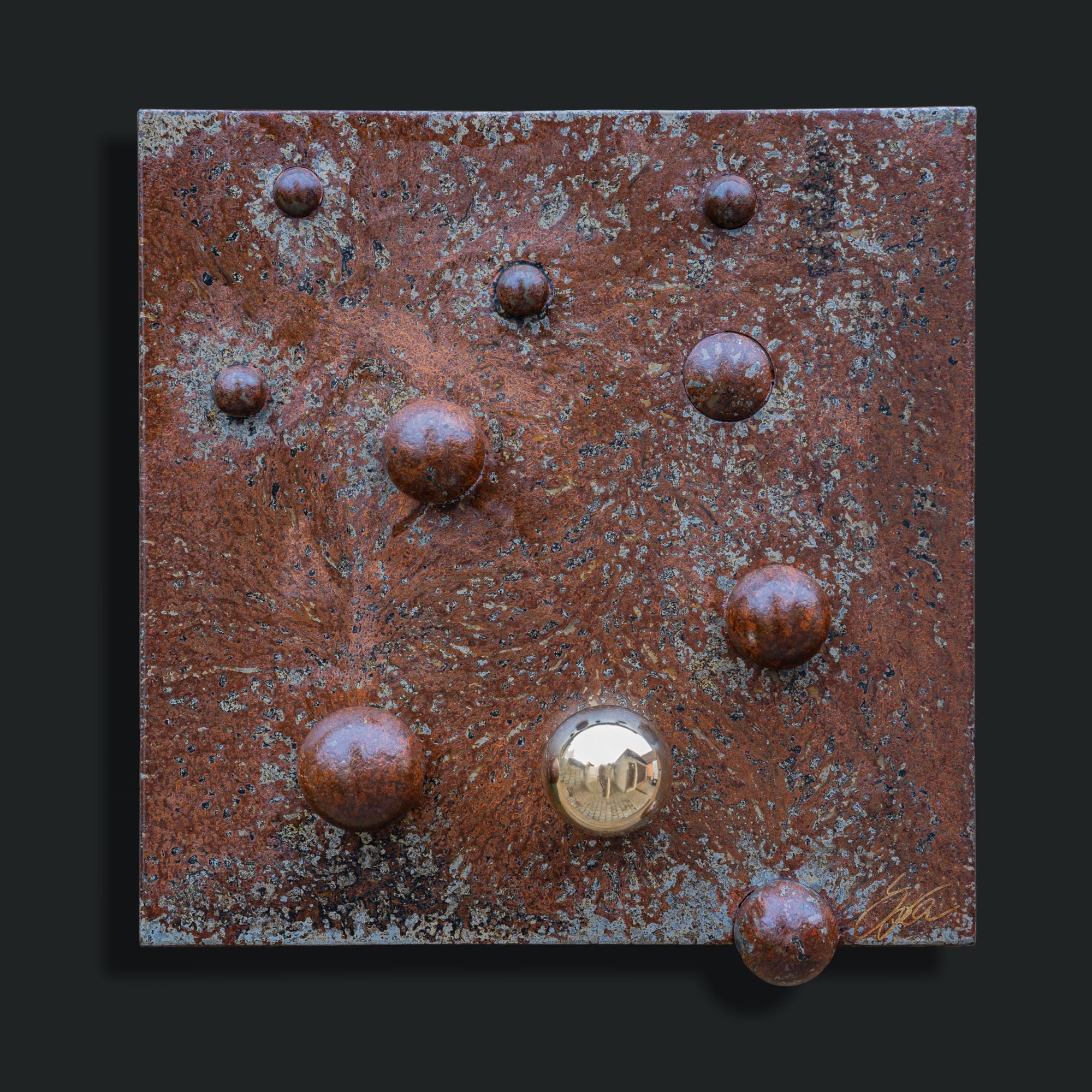 "be different 40 #2" ein Stahlbild von Daniel Springer - Stahlbild aus der Serie „imagination“ 9 Kugeln in Stahl, 1 Kugel 24 Karat vergoldet, Rahmen und Füllung in Stahl Oberfläche Natur Rost