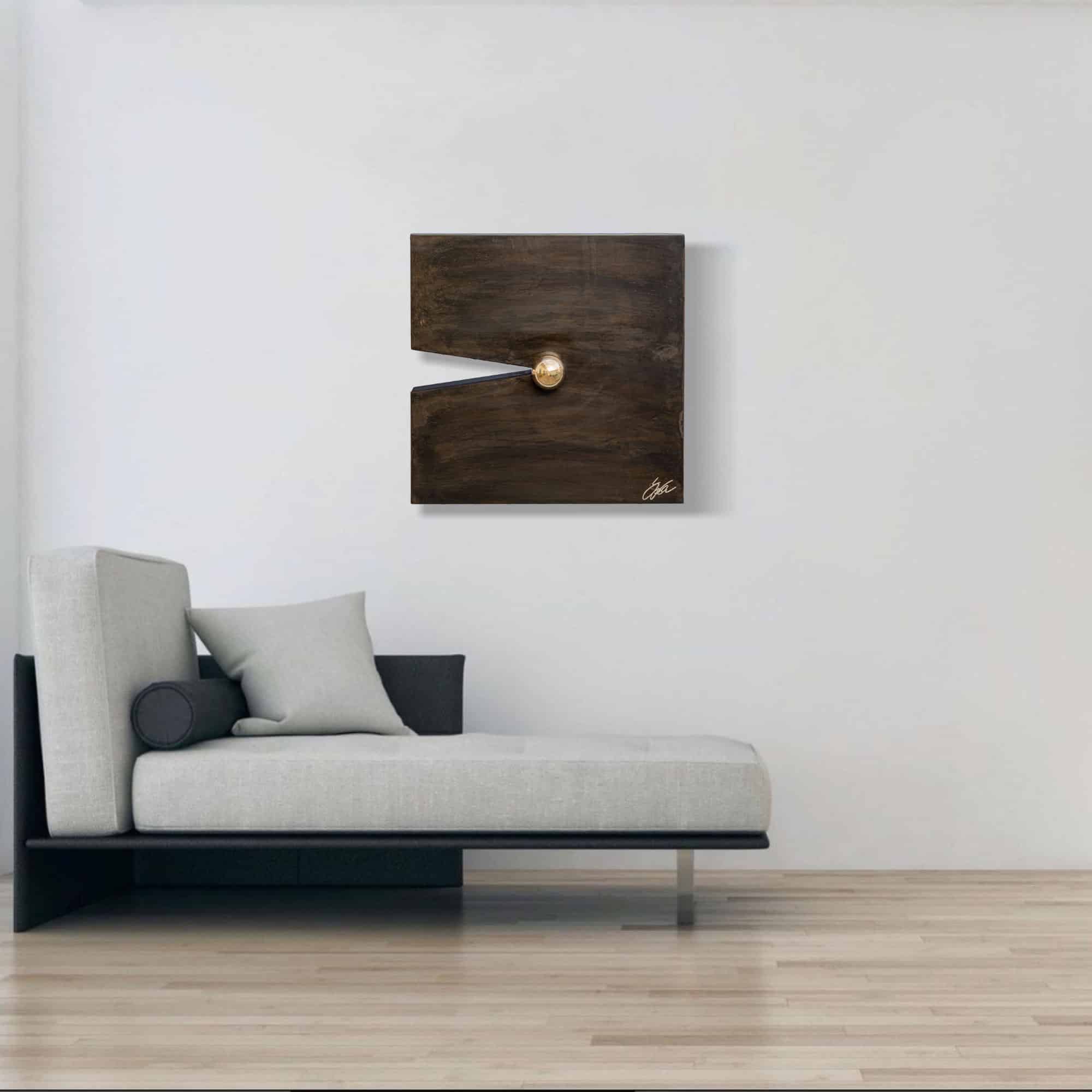 „on point 40“ ein Stahlbild von Daniel Springer - Stahlbild aus der Serie „imagination“ mit einer Kugel 4 cm 24 Karat vergoldet, Oberfläche Metall schwarz-braun brüniert