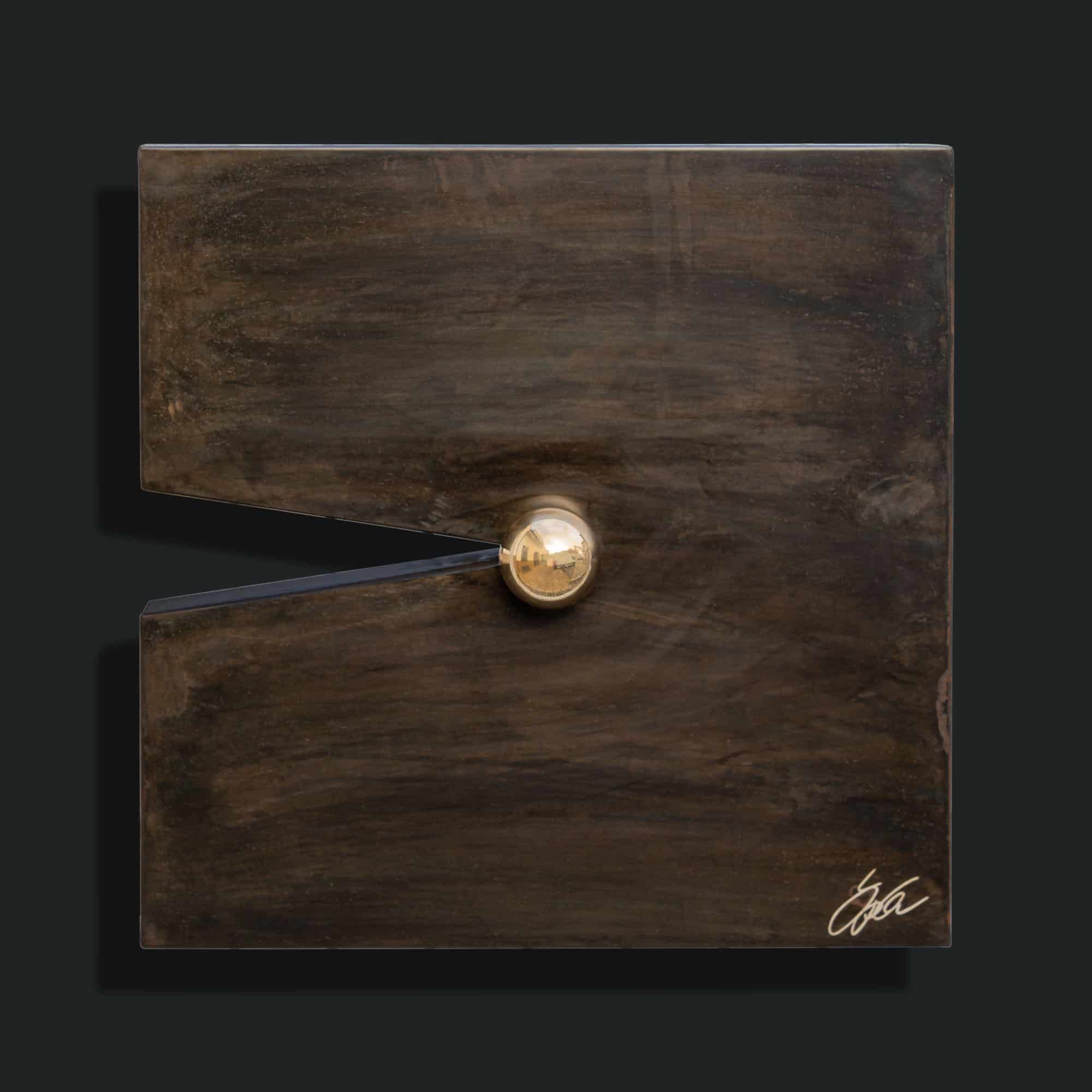 „on point 40“ ein Stahlbild von Daniel Springer - Stahlbild aus der Serie „imagination“ mit einer Kugel 4 cm 24 Karat vergoldet, Oberfläche Metall schwarz-braun brüniert