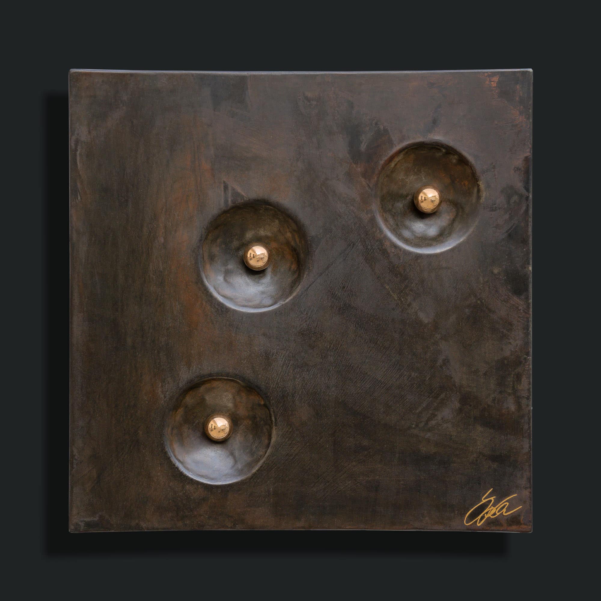 "below" ein Stahlbild aus der Serie „imagination“ 3 Kugeln in 24 Karat vergoldet Oberfläche dunkel brüniert, 40 x 40 x 5 cm
