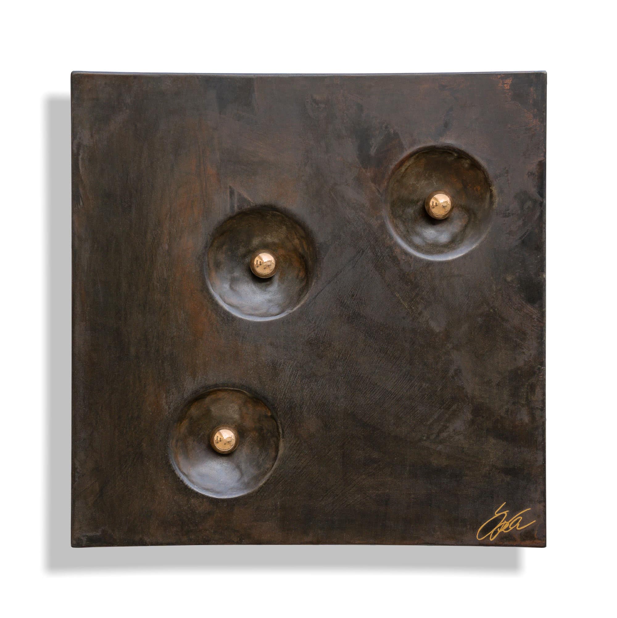 "below 40 #2" ein Stahlbild von Daniel Springer - Stahlbild aus der Serie „imagination“ mit 3 Kugeln in 24 Karat vergoldet, Oberfläche dunkel brüniert, 40x40 cm